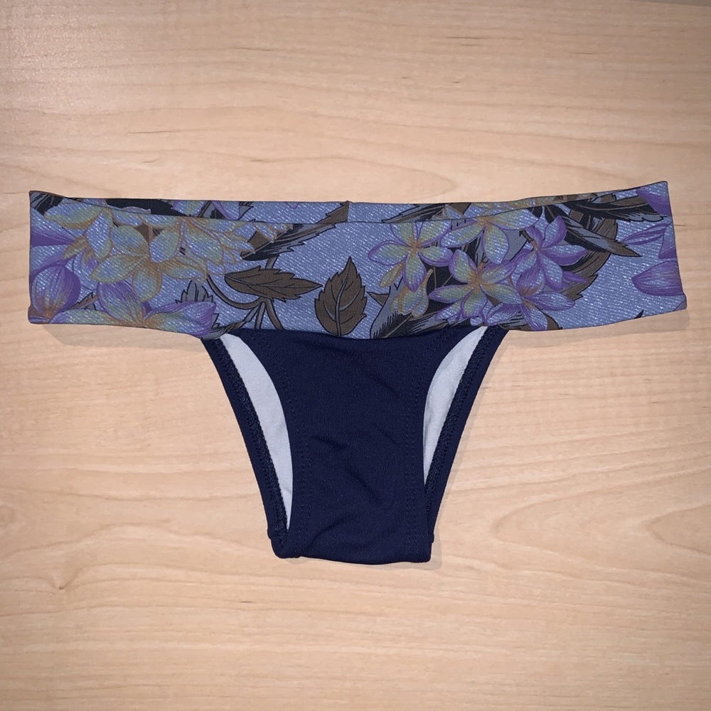 San Lorenzo belt bikini bottoms